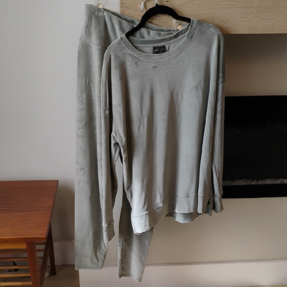 32 Degrees Light Sage Green Women's Velour Lounge Set Women's Size Large